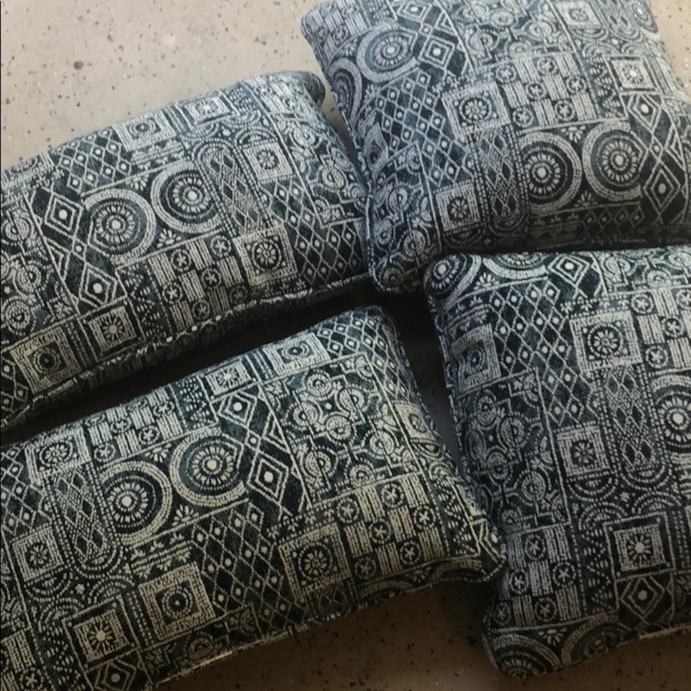 4 outdoor pillows